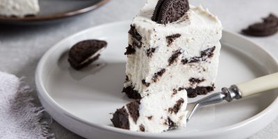 Creamy no bake cheesecake with chocolate cookies. biscuit cake